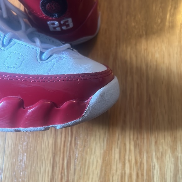 LIKE NEW: Air Jordan 11 Retro with patent leather cherry soles - Picture 9 of 9